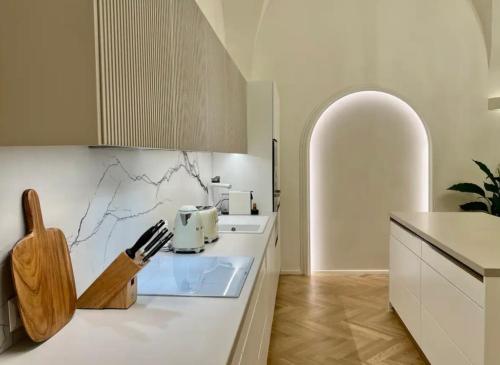 uma cozinha com um lavatório e uma bancada em Exclusive Apartment in Praga em Praga