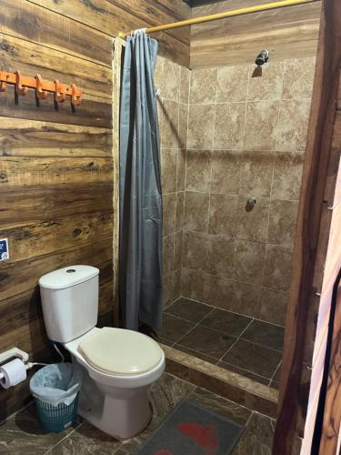 ein Bad mit einem WC und einer Dusche in der Unterkunft the mompe beach hostal in La Poza