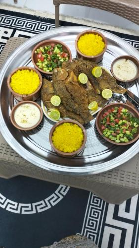Makanan di atau berdekatan rumah tamu ini