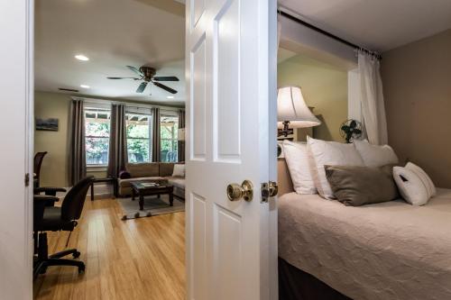 um quarto com uma cama, uma ventoinha de tecto e uma secretária em Cozy Apartment in Downtown Neighborhood em Columbia
