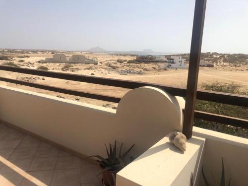 un asiento en el corazón en un balcón con vistas al desierto en Sal Rei apartaments, Boa Vista, free WI-FI en Sal Rei