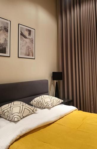 チェンストホヴァにあるLuxury Room Well Locatedのベッドルーム1室(黄色い毛布付きのベッド1台付)