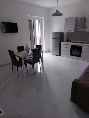 a kitchen and dining room with a table and chairs at Tenuta Casa Arsa in Montemarano