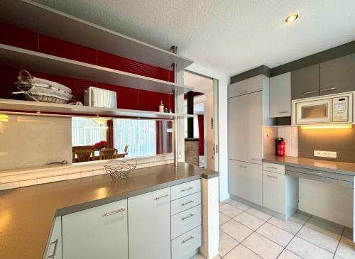 Kuchyň nebo kuchyňský kout v ubytování Ferienhaus 80er Liebe mit Whirlpool