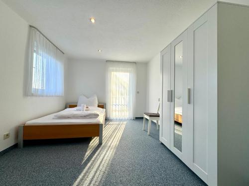 Postel nebo postele na pokoji v ubytování Ferienhaus 80er Liebe mit Whirlpool