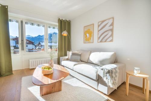 uma sala de estar com um sofá e uma mesa em Design-Studio "Fellhorn" im modernen Skandi-Stil em Oberstdorf