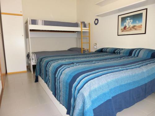 um quarto com 2 beliches num quarto em Functional 1 bedroom apartment with shared pool em Bibione
