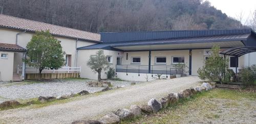 ein Haus mit Kieseinfahrt davor in der Unterkunft Tikazéla - Escale Tournon-Sur-Rhône in Tournon-sur-Rhône