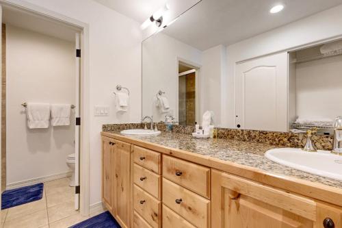 a bathroom with two sinks and a large mirror at Seasons Lodge #202 in Edwards