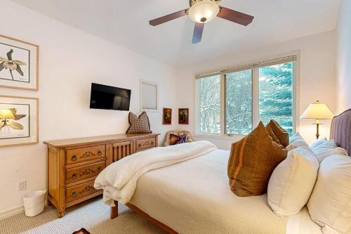 1 dormitorio con 1 cama y ventilador de techo en Seasons Lodge #202 en Edwards