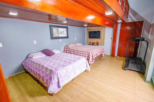 een slaapkamer met 2 bedden in een kamer bij chácara do Rafael in Pilar do Sul