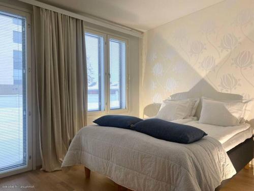 ein Schlafzimmer mit einem Bett mit zwei Kissen darauf in der Unterkunft Saunallinen kaksio 53 m2 meren läheisyydessä in Kokkola