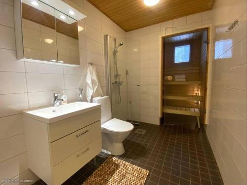 uma casa de banho com um WC, um lavatório e um chuveiro em Saunallinen kaksio 53 m2 meren läheisyydessä em Kokkola