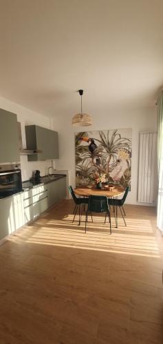 uma cozinha com mesa e cadeiras num quarto em Casa Tucano - Suite apartment em Francavilla al Mare