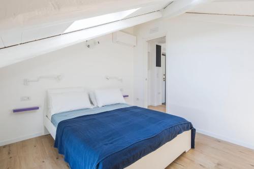 マイオーリにあるUn oblò sul mareの白い部屋のベッドルーム1室(ベッド1台付)