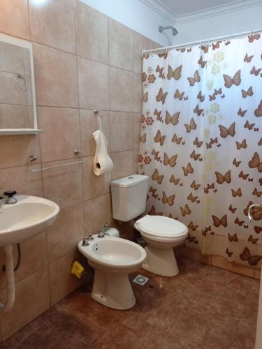聖羅莎的住宿－Tesoro Escondido，浴室设有卫生间、水槽和淋浴帘