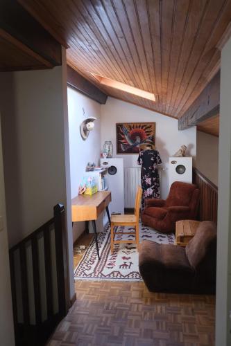 un salon avec un canapé et une table dans l'établissement Maison de famille Basque, à Soulac-sur-Mer