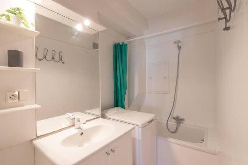 bagno bianco con lavandino e doccia di Cabana & Le Petit Marronnier / Place Bellecour 2 a Lione