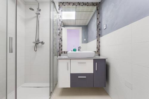 a bathroom with a sink and a shower at Apto. Residencial - Luxury - Wifi - SPA - Torrevieja - Orihuela Costa in Torrevieja