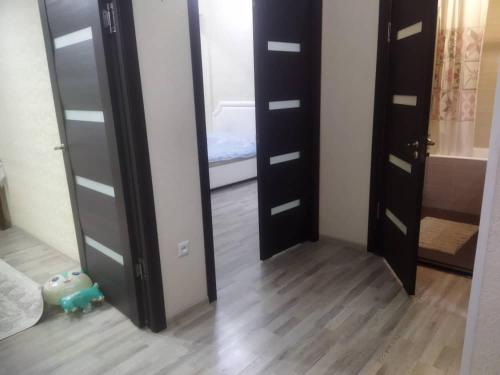 Habitación con 2 espejos grandes y un juguete en el suelo en apart NUR en Bishkek