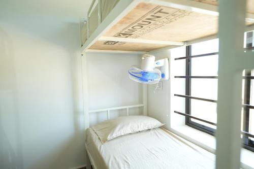 Cama o camas de una habitación en Borrbo Beach Hostel Gokarna