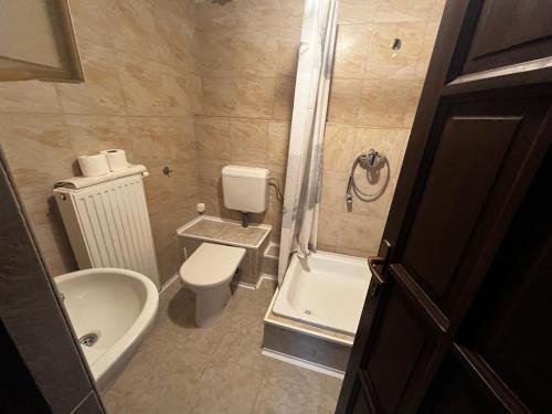 Kúpeľňa v ubytovaní MINIBAR INCLUSIVE! TH325 City Center 60 sqm Apartment