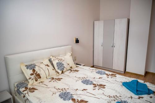 1 dormitorio con 1 cama y armario blanco en Villa Doma en Sapareva Banya