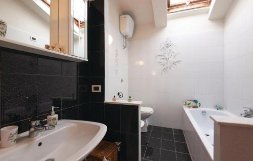 ein Badezimmer mit einer Badewanne, einem WC und einem Waschbecken in der Unterkunft Casa di campagna Elisa in Gello