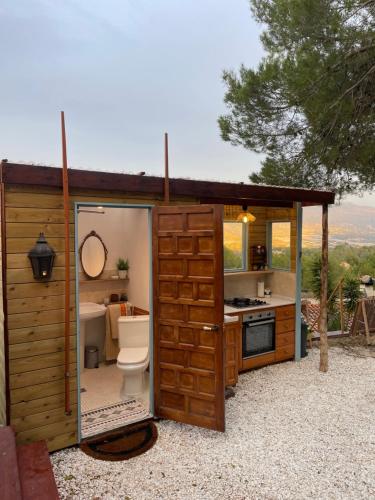 uma casa de banho com um WC e um lavatório em Yurt in La Nucia met zwembad em La Nucía