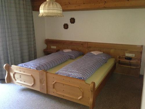 シュテークにあるHaus Bergfrühlingのベッドルーム1室(木製ベッド1台付)