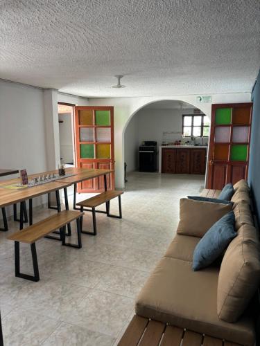 sala de estar con sofá y mesa en Merak Hostel, en Villa de Leyva