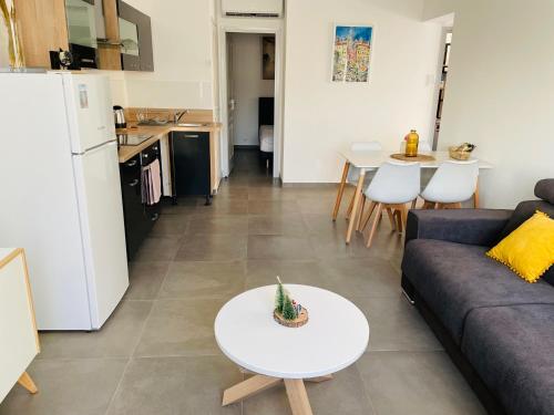 un salon avec un canapé et une table dans l'établissement Cocon 4 pers vue mer, à Menton