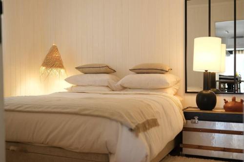 een slaapkamer met een bed met kussens en een spiegel bij A casa da Lomba in Lomba
