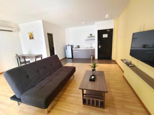 ein Wohnzimmer mit einem Sofa und einem Tisch in der Unterkunft MetraSquare 308 Easy Suite in Malakka