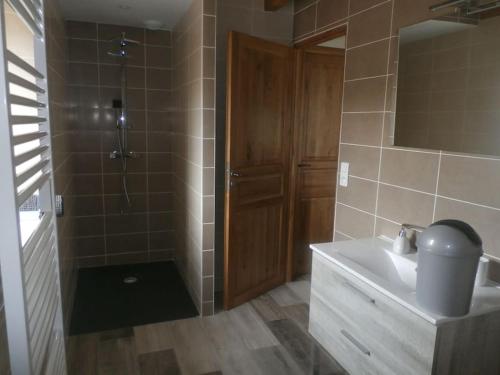 Ένα μπάνιο στο Maison au cœur de la vallée du DOUX , Ardeche