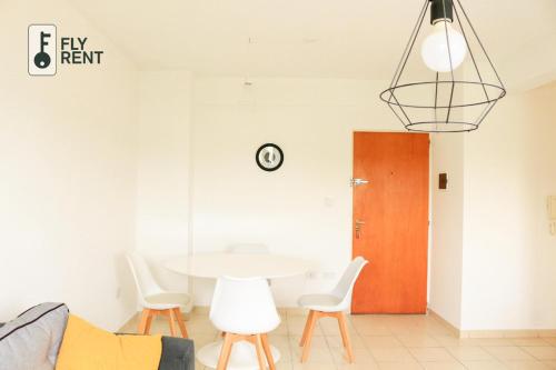 een eetkamer met een witte tafel en stoelen bij Departamento Calle 70 in La Plata