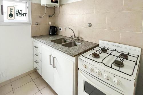uma cozinha com um fogão e um lavatório em Departamento Calle 70 em La Plata