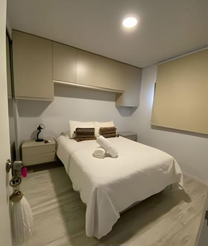 a bedroom with a white bed in a room at Tu Hogar de Lujo en el Corazón de Resistencia in Resistencia