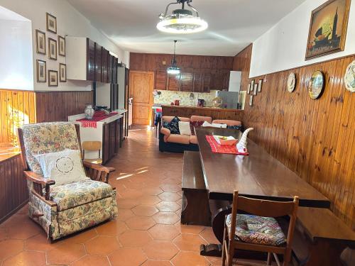 sala de estar con mesa y sofá en casa belvedere a Valle San Martino di Spoleto en Spoleto