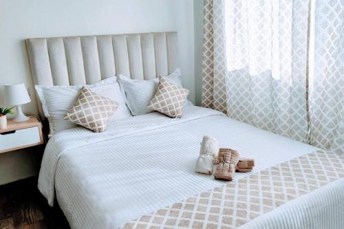 1 dormitorio con 1 cama con 2 toallas en ~Charmant Studio~ Agdal Mall en Rabat