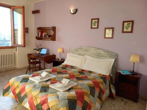 1 dormitorio con 1 cama y escritorio con ordenador portátil en Raggio di Sole, en Florencia