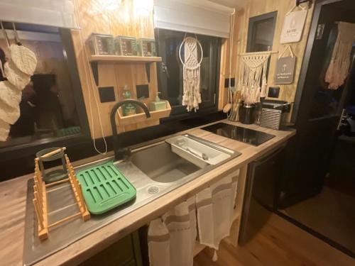 - un comptoir de cuisine avec évier dans l'établissement ROULOTTE VAR MER & MONTAGNE, au Luc