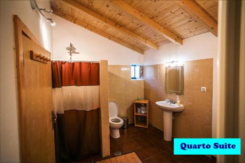 La salle de bains est pourvue de toilettes et d'un lavabo. dans l'établissement Suite da Casa da Avó, à Marvão