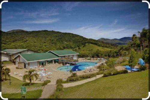 una vista aérea de un complejo con piscina en Apto Eco Resort Capivari - CTBA, en Campina Grande do Sul