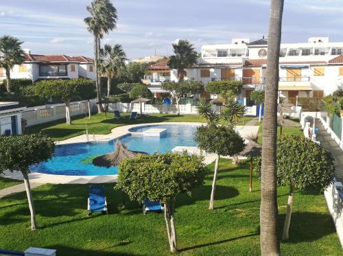 een uitzicht over een zwembad in een resort bij Apartamento Playa Vera in Vera