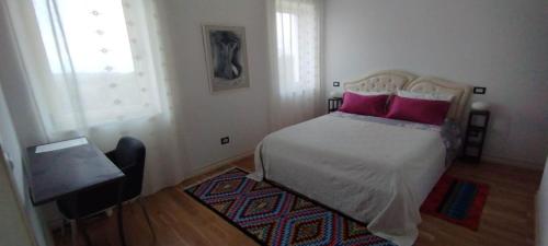 a bedroom with a bed with red pillows on it at Turisalba in Ishëm