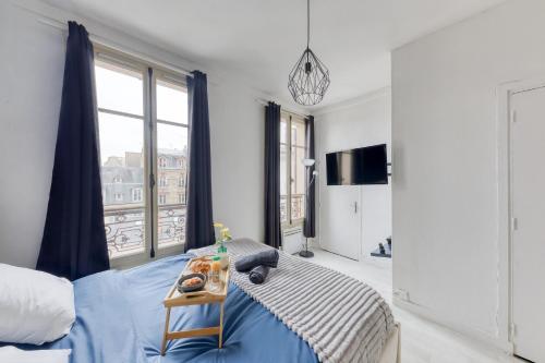 une chambre avec un lit et une grande fenêtre dans l'établissement Guest loc-Le Saphir-3min château, à Versailles