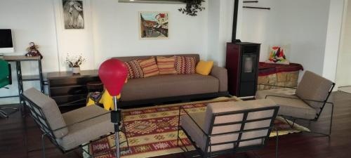 a living room with a couch and two chairs at Turisalba in Ishëm