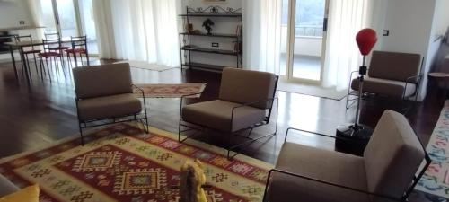 a living room with two chairs and a table at Turisalba in Ishëm