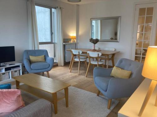 Appart. 100m², 4 pièces, 2 salle de bains, calme.